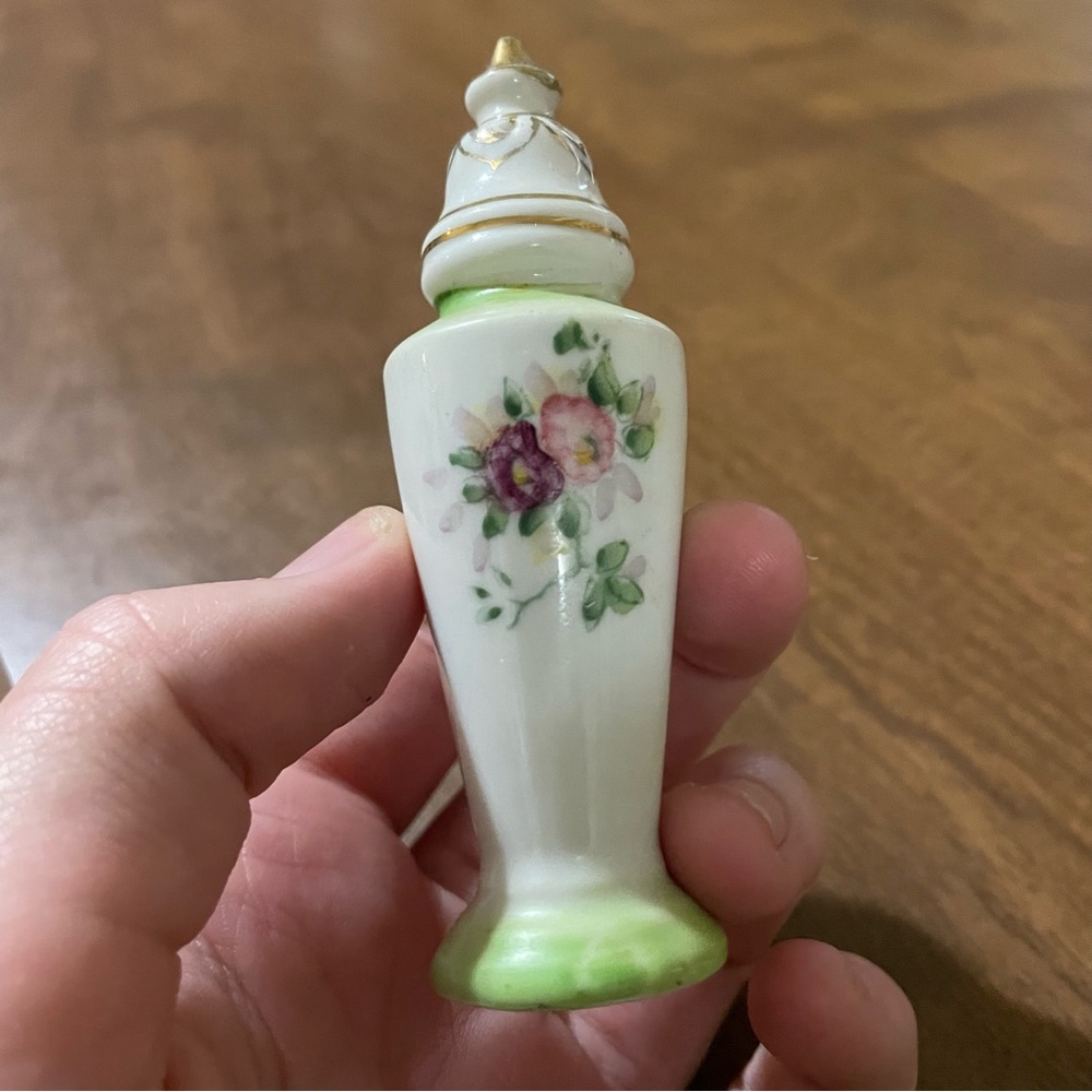 Vintage salt & pepper shakers - Picture 3 of 5